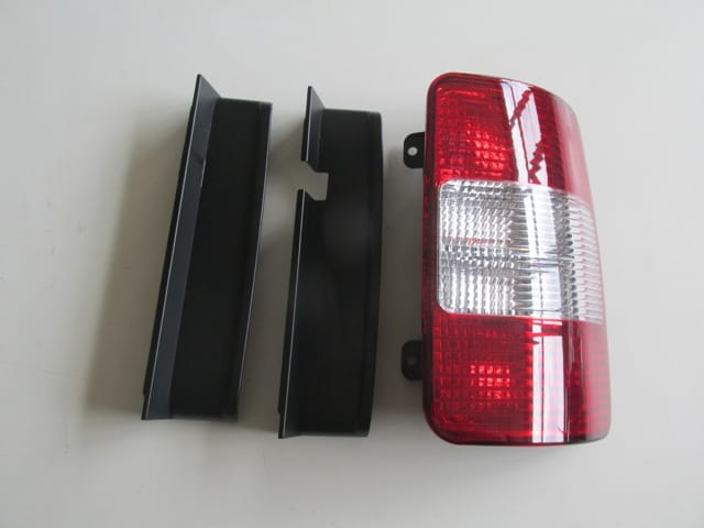 VOLKSWAGEN-CADDY--04/10;-STOP-LAMBASI-SAĞ-KIRMIZI/BEYAZ-(MARS)-(E-MARKLI)