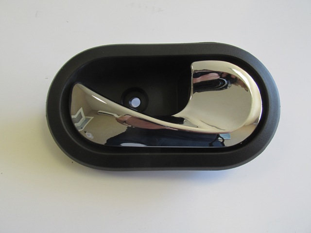 RENAULT-CLIO--3--HB--06/09;--FR.DOOR-INSIDE-HANDLE-RH-BLACK-(CHROME-HANDLE)