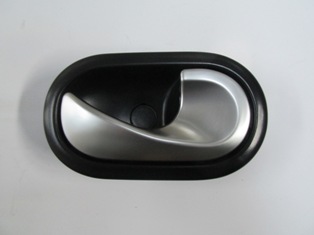 RENAULT-CLIO--3--HB--09/12;--FR.DOOR-INSIDE-HANDLE-RH-CHROME-BLACK-(GREY-HANDLE)