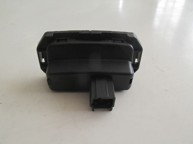 RENAULT-CLIO--4--HB--13/16;-TAIL-GATE-BOOT-SWITCH-BUTTON