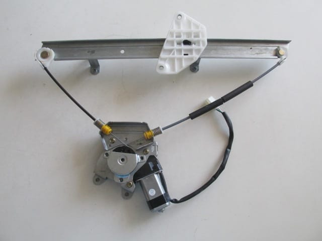 MITSUBISHI CANTER- FE515- 98/06; ÖN CAM KRIKOSU SAG ELEKTRIKLI/MOTORLU 2FIS 12 VOLT (FE511)