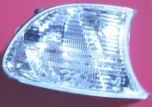 BMW 3 SERI- E46- COUPE- 98/00; ÖN SINYAL SAG BEYAZ (FAR TARAFI HILAL TIP) (FAMELLA)