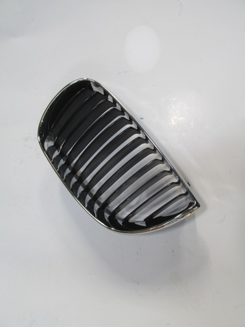 BMW 1 SERI- E87- 04/08; ÖN PANJUR SOL SİYAH/NİKELAJ ÇERÇEVELİ (TYG)